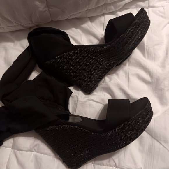 Black Wedge heels - Picture 4 of 4